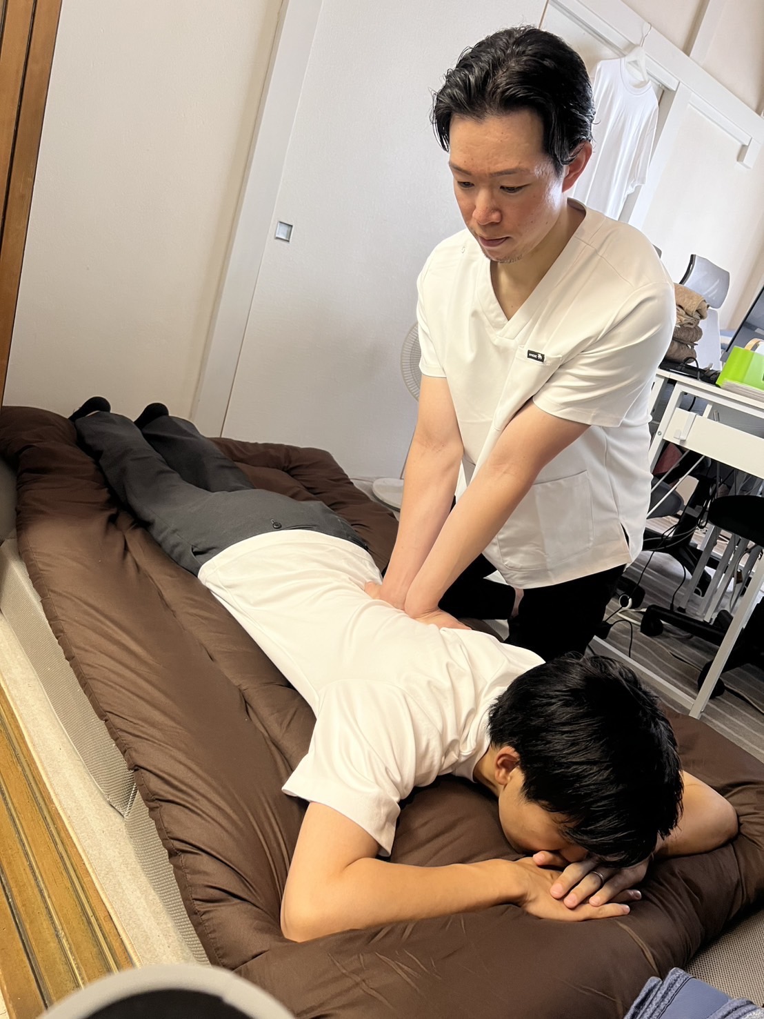 出張整体で施術を行う様子